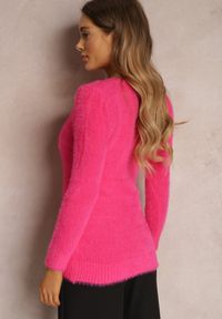 Renee - Fuksjowy Sweter Wełniany Aegiopis. Okazja: na co dzień. Typ kołnierza: dekolt w kształcie V. Kolekcja: plus size. Kolor: różowy. Materiał: wełna. Styl: klasyczny, wizytowy, casual, elegancki