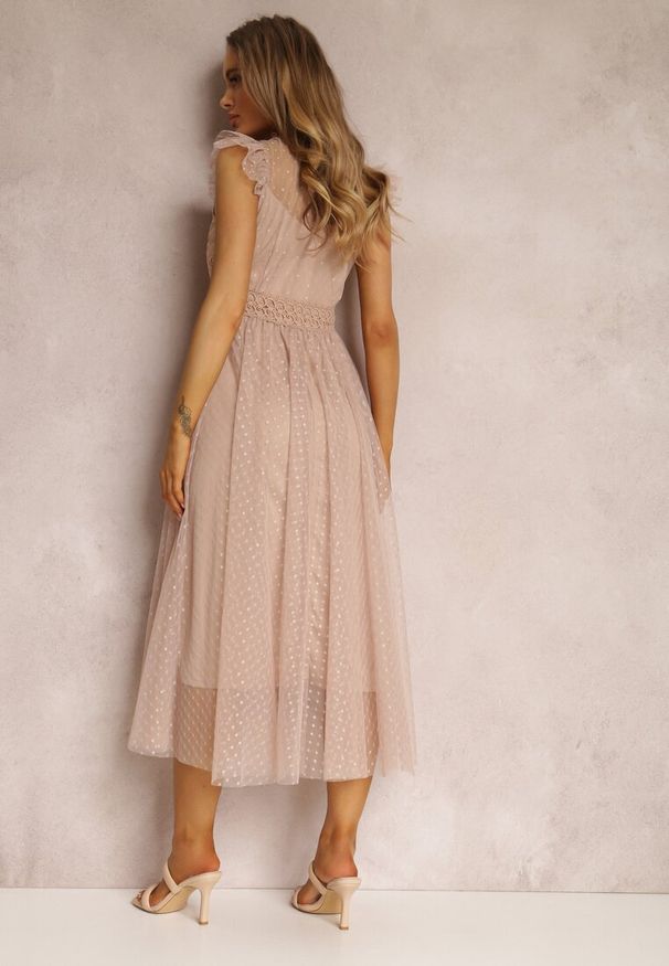 Renee - Beżowa Sukienka Canissa. Typ kołnierza: kołnierz z falbankami, kołnierzyk stójkowy. Kolor: beżowy. Materiał: koronka, tkanina. Wzór: jednolity. Długość: midi