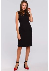 Sukienki.shop - Klasyczna elegancka sukienka midi z dekoltem V czarna. Okazja: na randkę, do pracy, na imprezę. Kolor: czarny. Długość rękawa: bez rękawów. Styl: elegancki, klasyczny. Długość: midi #1