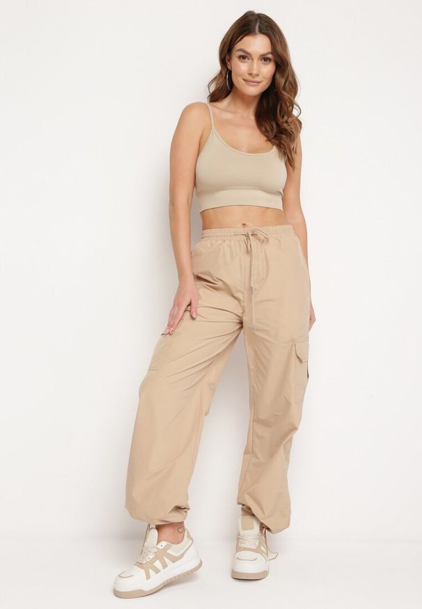 Born2be - Beżowe Spodnie Typu Bojówki z Gumką w Pasie z Kieszeniami i Ściągaczami Lomienna. Kolor: beżowy