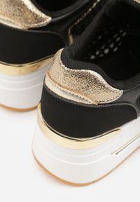 Renee - Czarne Sneakersy na Platformie Ozdobione Metalicznymi Wstawkami i Siateczką Zitina. Kolor: czarny. Materiał: jeans, dresówka. Wzór: aplikacja. Obcas: na platformie #9