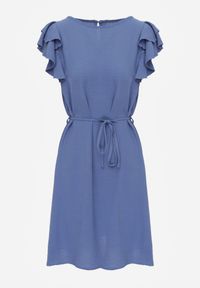 Renee - Granatowa Rozkloszowana Sukienka z Falbankami przy Rękawach Wiązana w Talii Paskiem Rissada. Okazja: na imprezę. Typ kołnierza: kołnierz z falbankami. Kolor: niebieski. Typ sukienki: rozkloszowane #5