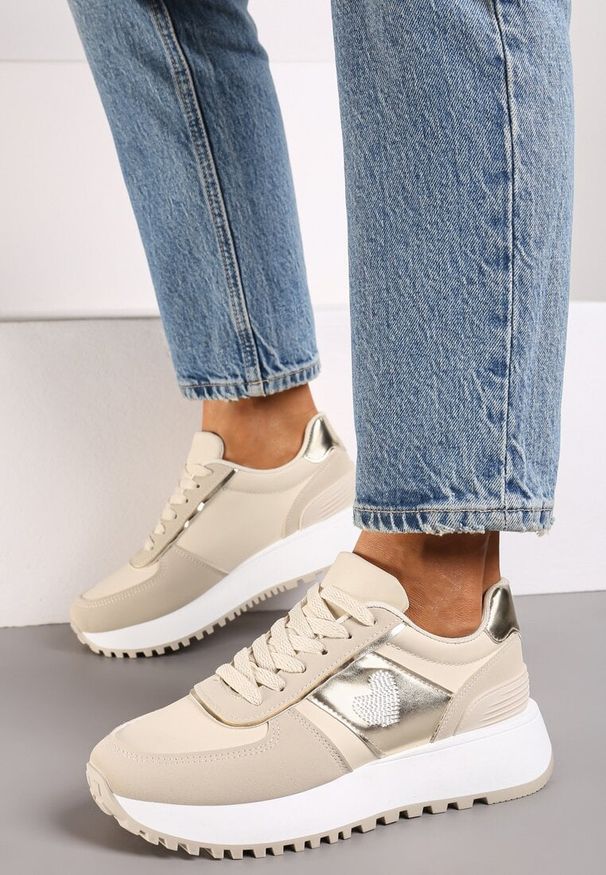 Born2be - Beżowe Sneakersy na Piankowej Platformie z Serduszkiem Timava. Nosek buta: okrągły. Zapięcie: sznurówki. Kolor: beżowy. Obcas: na platformie. Wysokość obcasa: niski