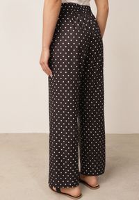 Born2be - Czarne Spodnie Casual w Groszki z Szerokimi Nogawkami i Wysokim Stanem Soleano. Okazja: na co dzień. Stan: podwyższony. Kolekcja: plus size. Kolor: czarny. Materiał: koronka. Długość: długie. Wzór: grochy. Styl: casual #6