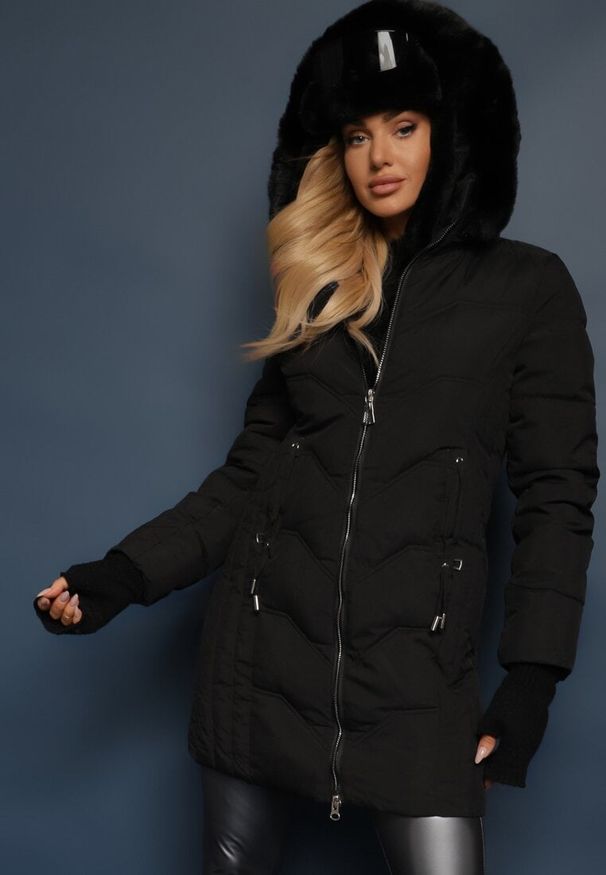 Renee - Czarna Kurtka o Fasonie Płaszcza z Pikowaniem i Futrzanym Kapturem Mavila. Kolor: czarny. Materiał: futro. Długość: długie