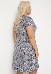 Born2be - Granatowo-Biała Rozkloszowana Sukienka z Wiskozy Krótkim Rękawem i Mozaikowym Printem Hyacina. Kolor: niebieski. Materiał: wiskoza. Długość rękawa: krótki rękaw. Wzór: nadruk. Sezon: lato. Styl: wakacyjny #2