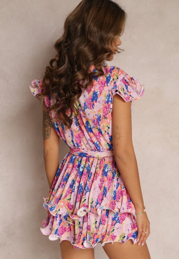 Renee - Fuksjowy Kwiecisty Kombinezon z Krótkimi Nogawkami i Materiałowym Paskiem Iljana. Kolor: różowy. Materiał: materiał. Długość rękawa: bez rękawów. Długość: krótkie