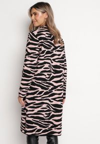 Born2be - Jasnoróżowa Sukienka Midi o Luźnym Kroju ze Zwierzęcym Motywem i Półgolfem Vissara. Kolor: różowy. Materiał: dzianina. Wzór: motyw zwierzęcy. Styl: klasyczny. Długość: midi #2