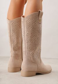 Born2be - Ciemnobeżowe Botki Ażurowe Ozdobione Metaliczną Aplikacją Iomosa. Okazja: na co dzień, do pracy. Kolor: beżowy. Materiał: prążkowany, skóra. Wzór: ażurowy, aplikacja. Styl: casual, elegancki #3
