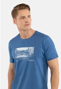 Volcano - T-shirt z printem T-REGGIE. Kolor: niebieski. Materiał: włókno, materiał, skóra, bawełna. Długość rękawa: krótki rękaw. Długość: krótkie. Wzór: nadruk. Sezon: lato
