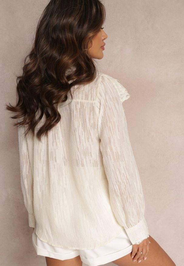 Renee - Jasnobeżowa Koszula z Błyszczącą Nitką i Haftowanymi Wstawkami Daizee. Typ kołnierza: kołnierzyk stójkowy. Kolor: beżowy. Materiał: tkanina. Długość rękawa: długi rękaw. Długość: długie. Wzór: haft. Styl: elegancki