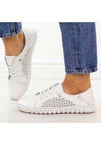 Białe ażurowe skórzane półbuty damskie Lee Cooper 4253. Okazja: na spacer, na co dzień. Nosek buta: okrągły. Zapięcie: bez zapięcia. Kolor: biały. Szerokość cholewki: normalna. Wzór: ażurowy. Materiał: skóra. Sezon: wiosna, jesień, lato. Styl: casual, elegancki, klasyczny #1