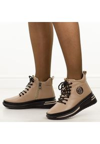 Taupe skórzane botki damskie Filippo dbt4215/25. Okazja: na co dzień, na spacer. Nosek buta: okrągły. Materiał: skóra. Szerokość cholewki: normalna. Sezon: zima, jesień. Styl: klasyczny, casual, elegancki #1