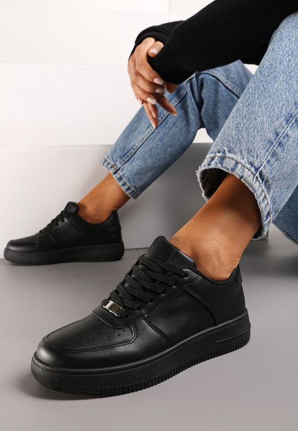 Born2be - Czarne Sneakersy Sznurowane o Klasycznym Fasonie Kauma. Nosek buta: okrągły. Zapięcie: sznurówki. Kolor: czarny. Materiał: materiał. Obcas: na obcasie. Wysokość obcasa: niski