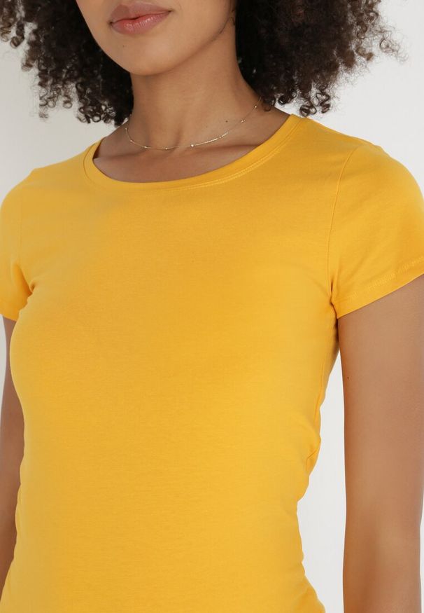 Born2be - Żółty T-shirt Gathanthei. Okazja: na co dzień, do domu. Kolor: żółty. Materiał: dresówka, jeans, bawełna, dzianina. Długość rękawa: krótki rękaw. Długość: krótkie. Wzór: gładki. Styl: sportowy, klasyczny, casual