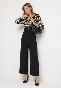 Born2be - Czarno-Beżowy Wzorzysty Kombinezon Kopertowy z Prostymi Nogawkami i Elastycznym Paskiem Tinadorae. Okazja: na co dzień. Kolor: czarny. Materiał: tkanina. Długość rękawa: długi rękaw. Długość: długie. Styl: elegancki, casual #7