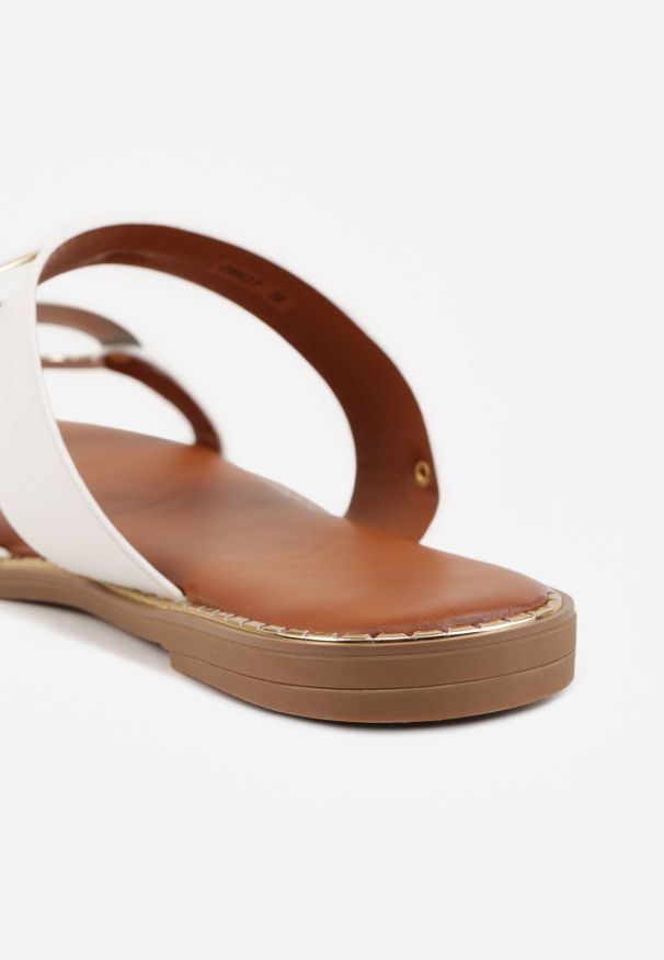 Renee - Białe Klapki Japonki z Paskiem na Palec Zdobione Metaliczną Aplikacją Trisgeiros. Okazja: na co dzień. Kolor: biały. Wzór: aplikacja. Sezon: lato. Styl: casual