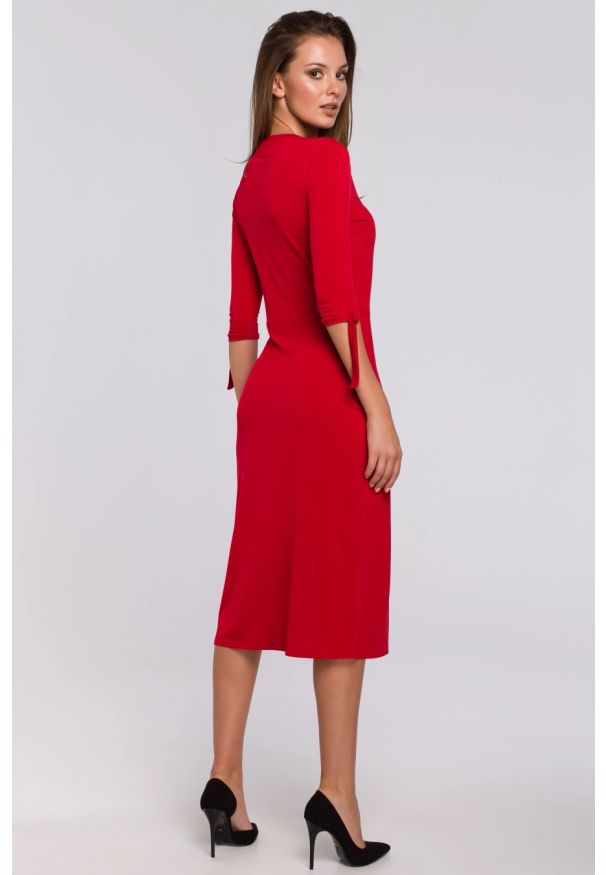 Sukienki.shop - Dopasowana sukienka z rozcięciem czerwona. Okazja: na randkę. Kolor: czerwony