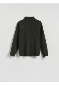 Reserved - Sweter z rozpinanym golfem - ciemnozielony. Typ kołnierza: golf. Kolor: zielony. Materiał: dzianina
