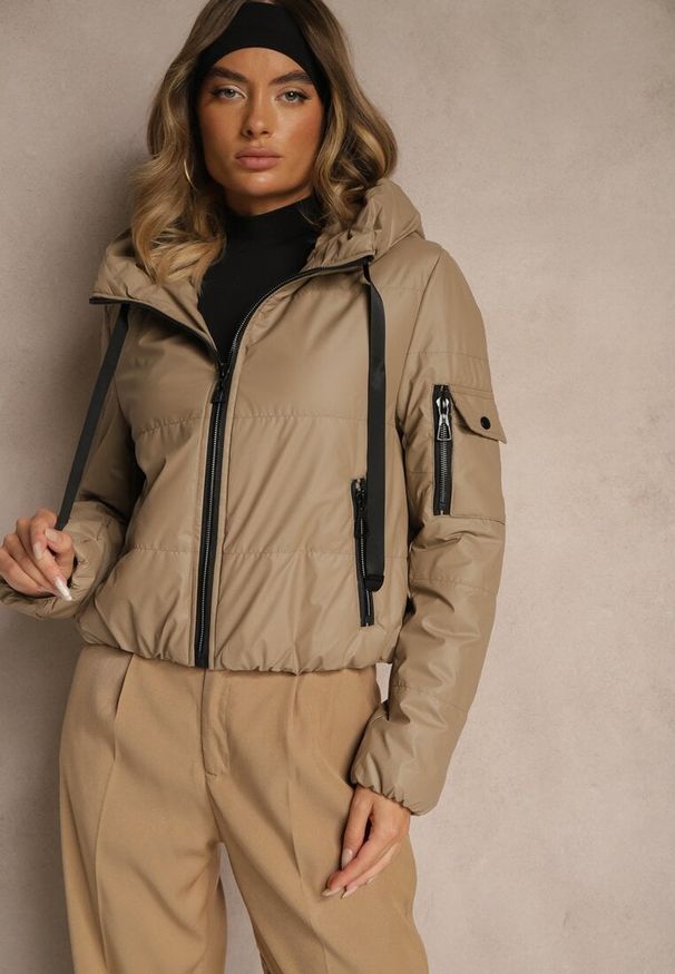 Renee - Jasnobrązowa Klasyczna Kurtka z Pikowanymi Przeszyciami i Kapturem Tuliena. Okazja: na spacer. Kolor: brązowy. Materiał: jeans. Styl: klasyczny