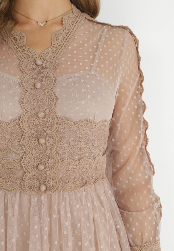 Born2be - Beżowa Tiulowa Sukienka Midi z Koronkowymi Tasiemkami i Długimi Rękawami Kabienne. Kolor: beżowy. Materiał: tiul, koronka. Długość rękawa: długi rękaw. Wzór: aplikacja, kropki. Długość: midi