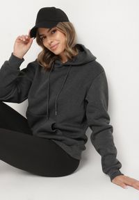 Born2be - Ciemnoszara Bluza z Kapturem i Kangurkową Kieszenią Envila. Okazja: na co dzień. Typ kołnierza: kaptur. Kolor: szary. Materiał: jeans. Styl: elegancki, casual #3