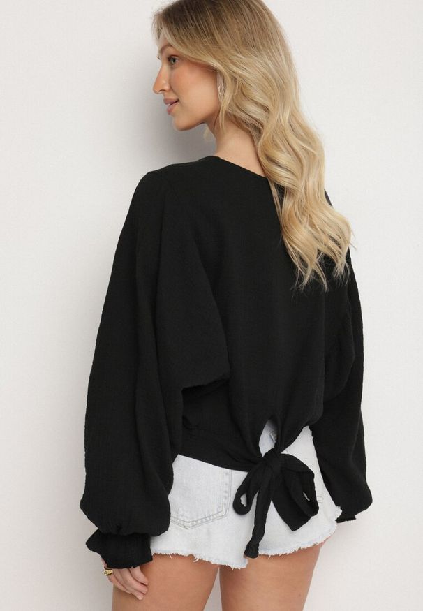 Born2be - Czarna Bluzka z Bawełny o Nietoperzowym Kroju z Wiązaniem Sepene. Okazja: na co dzień. Kolor: czarny. Materiał: bawełna. Długość rękawa: długi rękaw. Długość: długie. Wzór: aplikacja. Styl: elegancki, casual