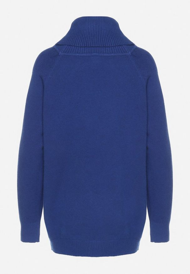 Born2be - Niebieski Golf z Wiskozą Zdobiony Wsuwanymi Kieszonkami Viaela. Okazja: na co dzień. Typ kołnierza: golf. Kolekcja: plus size. Kolor: niebieski. Długość: długie. Wzór: aplikacja. Materiał: wiskoza. Długość rękawa: długi rękaw. Styl: elegancki, casual