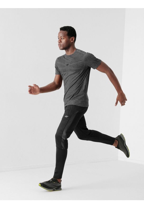 4f - Spodnie treningowe szybkoschnące męskie. Kolor: czarny. Materiał: dzianina, włókno, materiał. Wzór: gładki. Sport: fitness