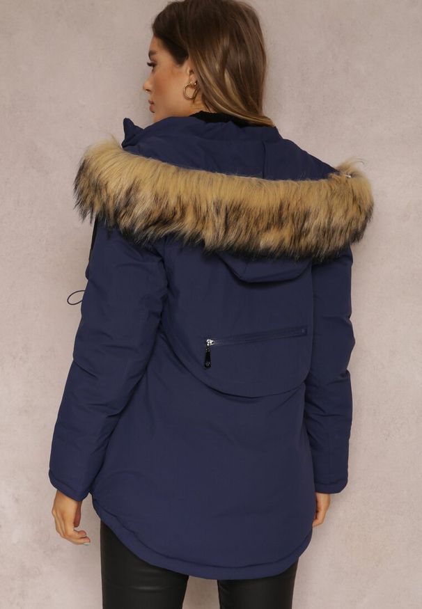 Renee - Granatowa Kurtka Parka z Odpinanym Kapturem i Futerkiem Veazee. Okazja: na co dzień. Kolor: niebieski. Materiał: futro. Sezon: zima. Styl: klasyczny, elegancki, casual