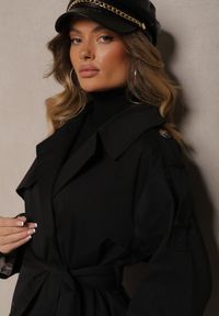 Renee - Czarny Płaszcz Trencz o Dwurzędowym Kroju z Rozcięciem i Klapą Wiązany w Talii Valezi. Okazja: do pracy, na co dzień, na spacer. Kolor: czarny. Materiał: jeans, skóra, dzianina. Długość rękawa: długi rękaw. Długość: długie. Wzór: aplikacja. Styl: casual, elegancki