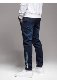 Ombre Clothing - Męskie jeansowe joggery z lampasami – ciemnoniebieskie V4. Okazja: na co dzień. Kolor: niebieski. Materiał: jeans. Styl: retro, sportowy, casual #8