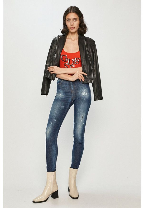 Guess - Top. Kolor: czerwony. Wzór: aplikacja