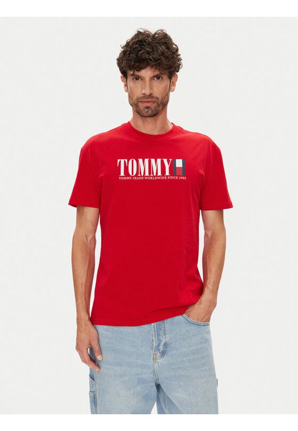 Tommy Jeans T-Shirt Dna Flag DM0DM21941 Czerwony Regular Fit. Kolor: czerwony. Materiał: bawełna