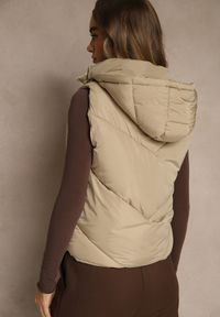 Renee - Ciemnobeżowa Pikowana Kamizelka Casual z Kapturem Olanissa. Okazja: na co dzień. Typ kołnierza: kaptur. Kolor: beżowy. Materiał: poliester. Styl: casual #5