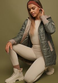 Born2be - Zielona Pikowana Kurtka z Kapturem i Przedłużonym Tyłem Tulara. Okazja: na co dzień. Typ kołnierza: kaptur. Kolor: zielony. Materiał: jeans. Wzór: aplikacja. Styl: casual, elegancki #1