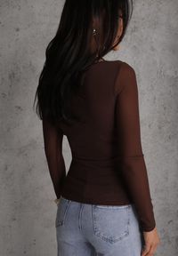 Renee - Ciemnobrązowa Bluzka Longsleeve z Siateczki z Wiskozą z Dekoltem w Serce Elinevia. Kolor: brązowy. Materiał: wiskoza. Długość rękawa: długi rękaw #4