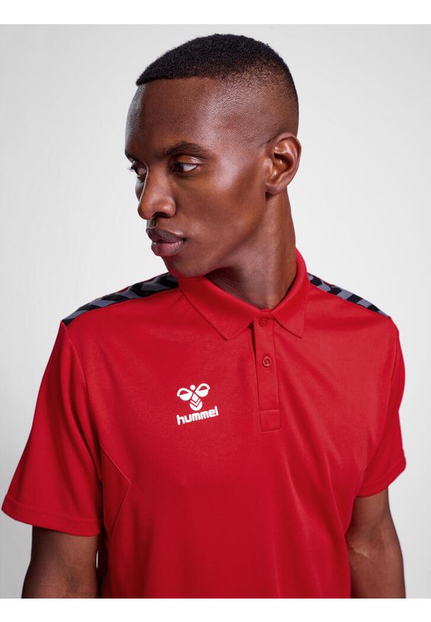 Koszulka sportowa Hummel Authentic Functional Polo. Typ kołnierza: polo. Kolor: czerwony, różowy, wielokolorowy. Styl: sportowy