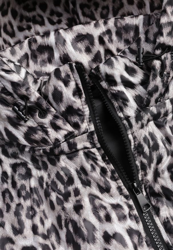 Born2be - Czarno-Biała Kurtka Przejściowa w Panterkę z Odpinanym Kapturem Antolea. Kolor: czarny, biały, wielokolorowy. Materiał: poliester, jeans. Wzór: motyw zwierzęcy. Styl: klasyczny