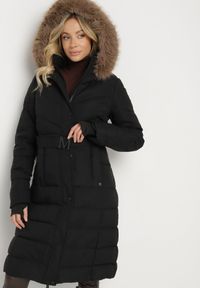 Born2be - Czarno-Brązowa Kurtka o Długim Fasonie z Paskiem i Odpinanym Futerkiem Delathra. Okazja: do pracy, na co dzień. Kolor: czarny. Materiał: futro. Długość: długie. Styl: klasyczny, casual, elegancki #1