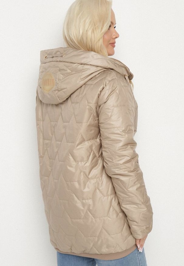 Born2be - Ciemnobeżowa Kurtka Pikowana o Pudełkowym Kroju z Kapturem Nusolea. Okazja: na co dzień. Typ kołnierza: kaptur. Kolekcja: plus size. Kolor: beżowy. Materiał: jeans. Styl: casual, elegancki