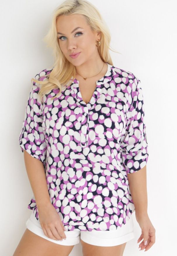 Born2be - Fioletowo-Biała Bluzka z Trójkątnym Dekoltem w Fantazyjny Print Anola. Okazja: na co dzień, do pracy. Kolor: fioletowy. Wzór: nadruk. Styl: casual