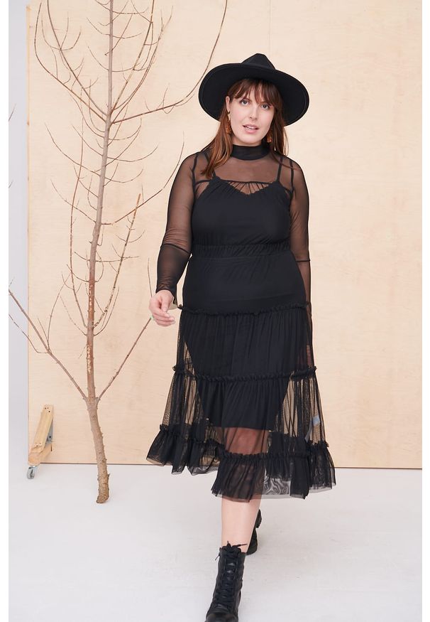 blue shadow - Sukienka Valeria Plus Size Czarna. Typ kołnierza: kołnierzyk stójkowy. Kolekcja: plus size. Kolor: czarny. Materiał: koronka, zamsz, tkanina, poliester, guma. Długość rękawa: długi rękaw. Wzór: koronka. Typ sukienki: dla puszystych