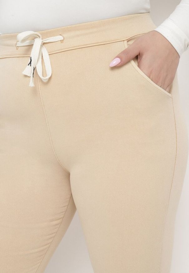 Born2be - Jasnobeżowe Spodnie Skinny ze Sznurkiem w Pasie i Kieszeniami Irfana. Okazja: na co dzień. Kolor: beżowy. Styl: casual, elegancki