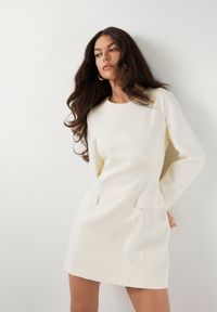 Born2be - Jasnobeżowa Elegancka Sukienka VICES o Trapezowym Kroju z Imitacją Kieszeni Amaliete. Okazja: na spotkanie biznesowe. Kolor: beżowy. Typ sukienki: trapezowe. Styl: elegancki #1