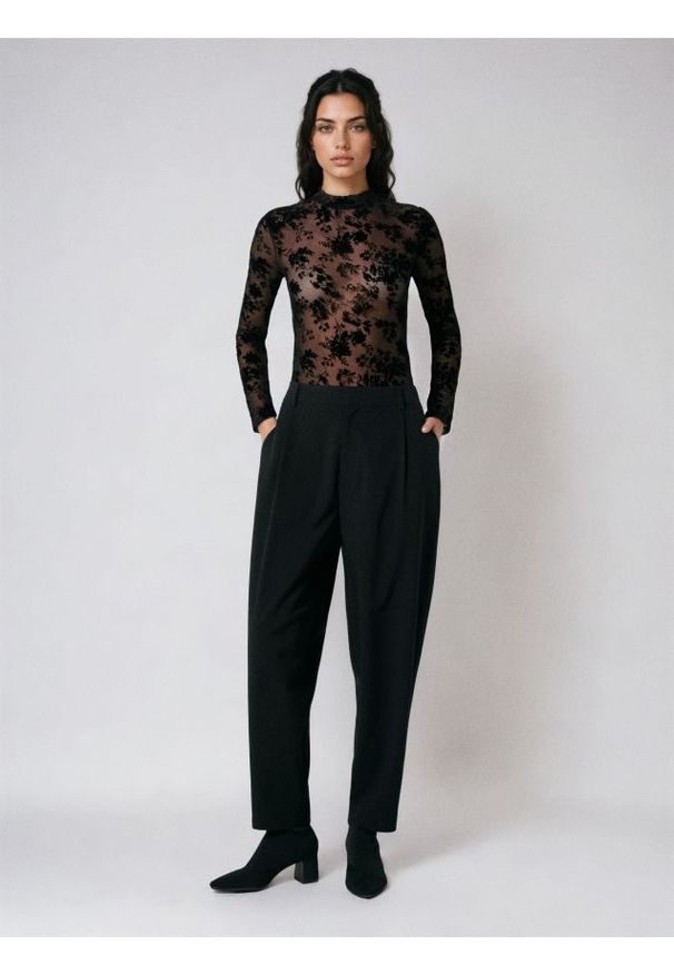 Sinsay - Spodnie materiałowe barrel z zakładkami - czarny. Kolor: czarny. Materiał: materiał