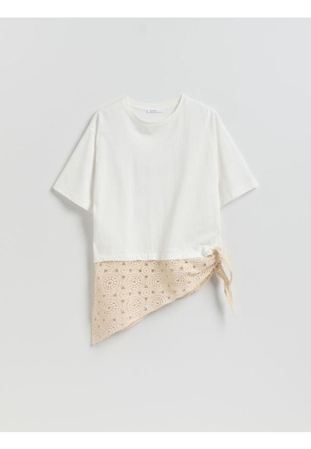 Reserved - T-shirt z ażurową chustą - biały. Kolor: biały. Materiał: dzianina, bawełna. Wzór: ażurowy