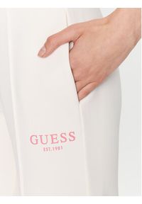 Guess Spodnie dresowe V3YB06 KB212 Biały Regular Fit. Kolor: biały. Materiał: syntetyk, dresówka #4