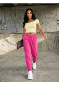 Sinsay - Dresowe spodnie jogger terry - różowy. Kolor: różowy. Materiał: dresówka #1