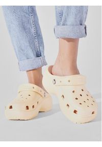 Crocs Klapki Crocs Classic Platform Shimmer Clog 208590 Beżowy. Kolor: beżowy. Obcas: na platformie #2